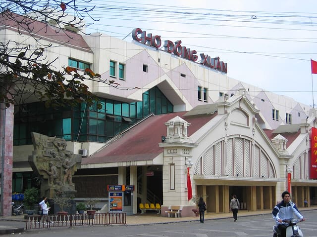 Front of Đồng Xuân Market