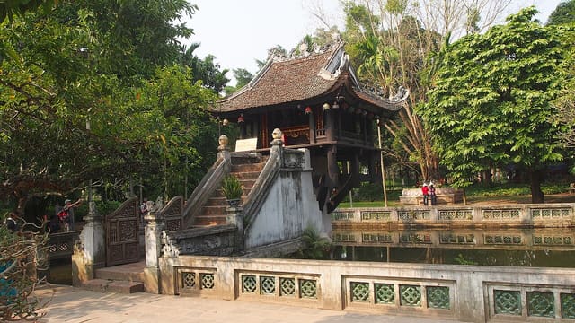 One Pillar Pagoda standing over its pond
