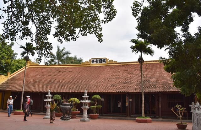 Khuôn viên chùa Trấn Quốc